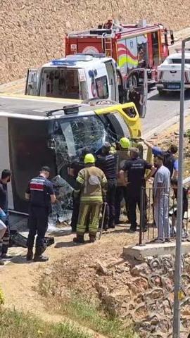 Çocuğa çarpmamak için manevra: Otobüs devrildi