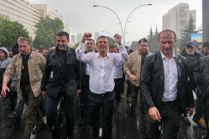 Yeni parti hazırlıklarında sona doğru: Özgür Özel ve Ekrem İmamoğlu arasında genel başkan anlaşmazlığı