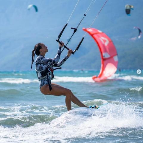 Tara De Vries Kendini Rüzgara Bıraktı: Yaz Keyfi Fethiye’de Başladı