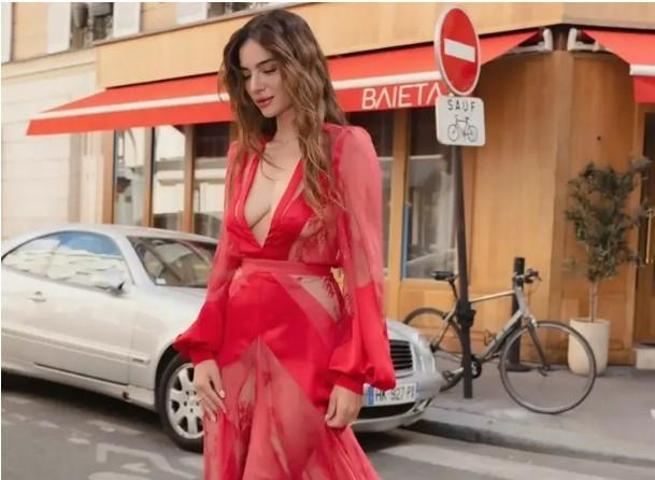 Melisa Aslı Pamuktan Paris Moda Haftasına damga vuran pozlar Kırmızı kombini çok konuşuldu