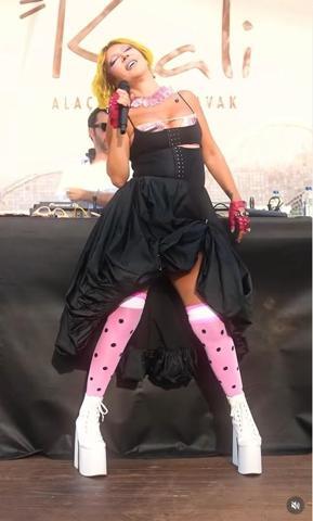 Hande Yener sıcak havaya rağmen kürkle sahneye çıktı