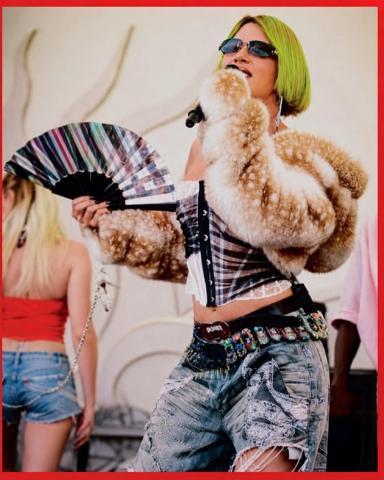 Hande Yener sıcak havaya rağmen kürkle sahneye çıktı