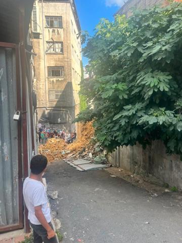 Beyoğlunda 2 katlı metruk bina çöktü