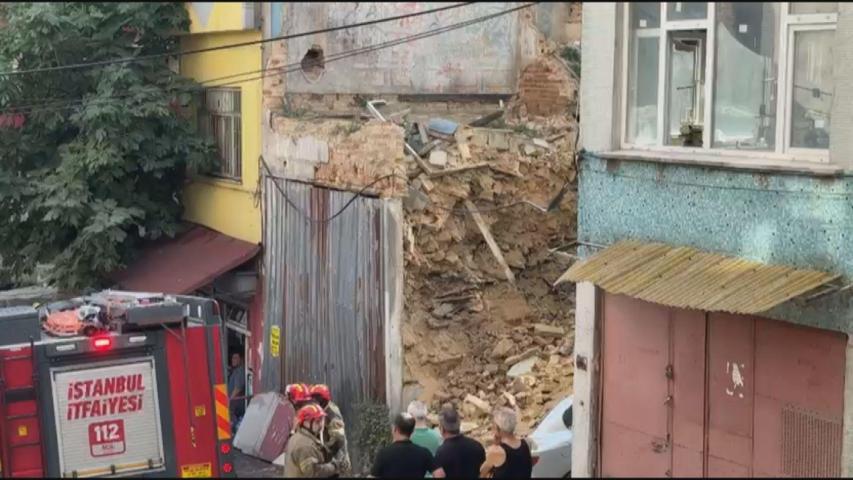 Beyoğlunda 2 katlı metruk bina çöktü
