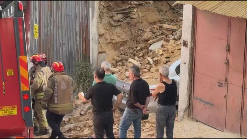 Beyoğlunda 2 katlı metruk bina çöktü