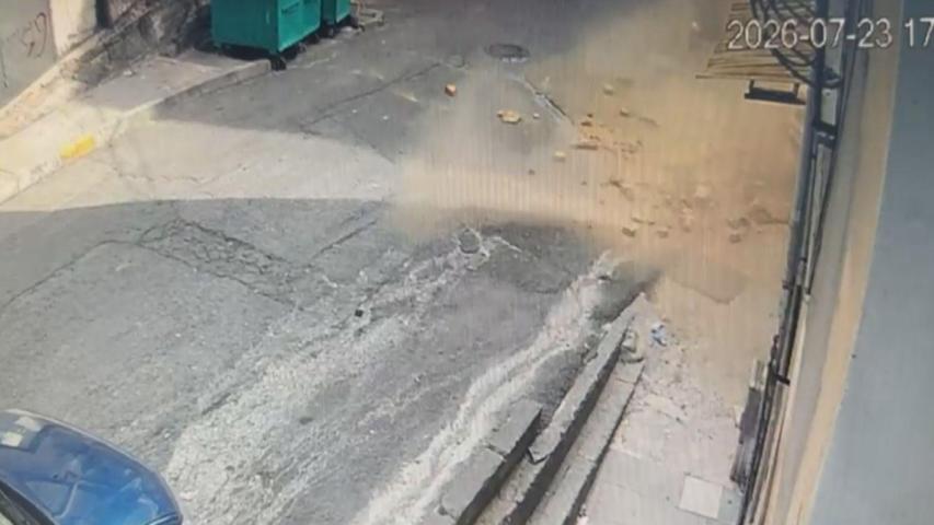 Beyoğlunda 2 katlı metruk bina çöktü