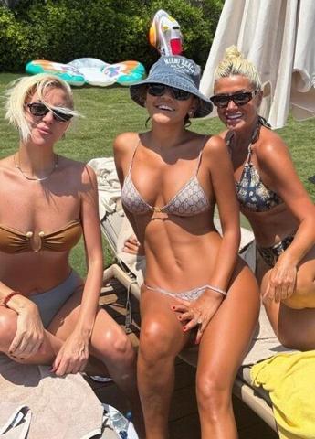Demet Akalın fit görünümüyle beğeni topladı Kim der 54 yaşında