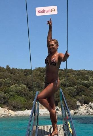 Demet Akalın fit görünümüyle beğeni topladı Kim der 54 yaşında