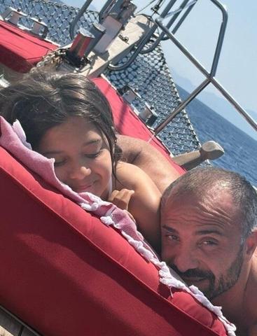 Demet Akalın fit görünümüyle beğeni topladı Kim der 54 yaşında