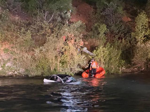 Otomobil takla atıp Munzur Nehri’ne düştü: 2 yaralı