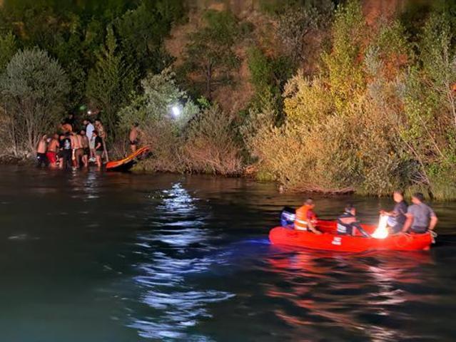 Otomobil takla atıp Munzur Nehri’ne düştü: 2 yaralı