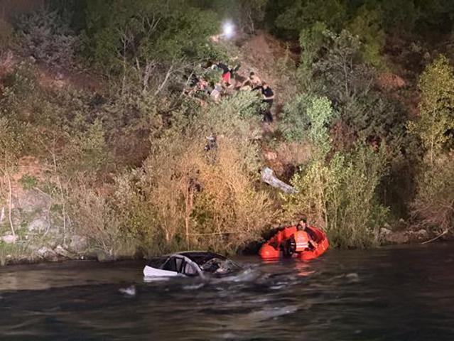 Otomobil takla atıp Munzur Nehri’ne düştü: 2 yaralı
