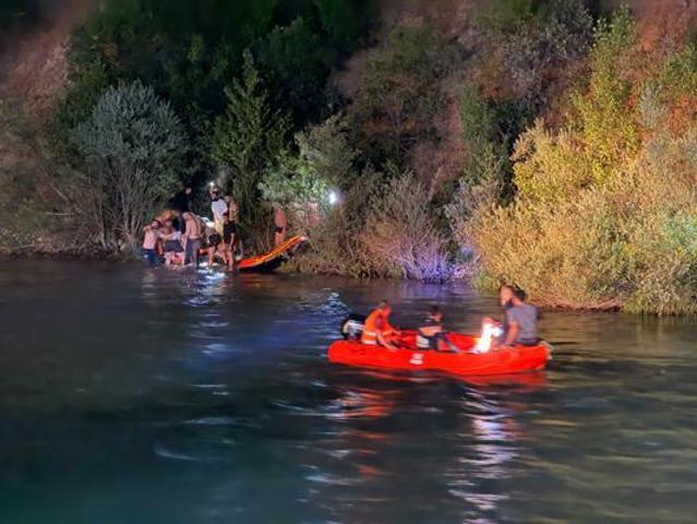 Otomobil takla atıp Munzur Nehri’ne düştü: 2 yaralı