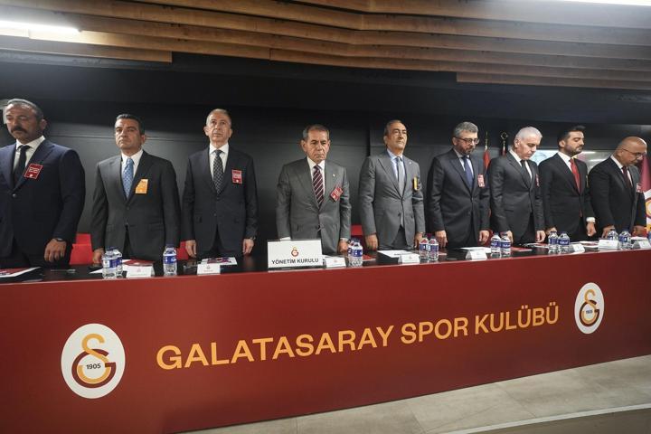 Galatasaray Kulübü Başkanı Dursun Özbek, transfer eleştirilerine cevap verdi