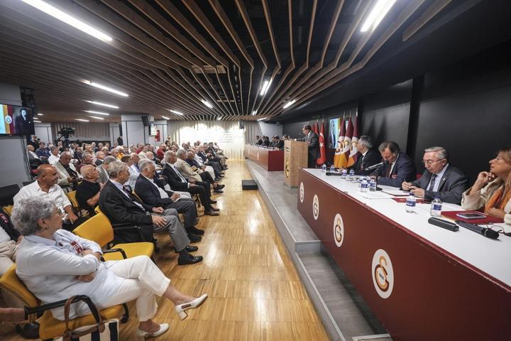 Galatasaray Kulübü Başkanı Dursun Özbek, transfer eleştirilerine cevap verdi