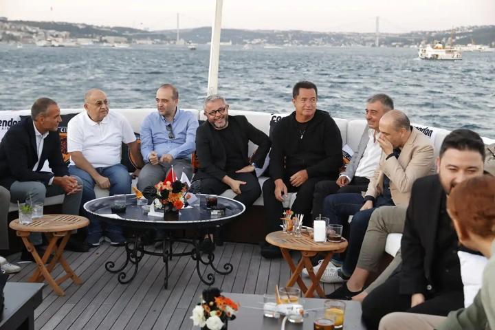 Acun Ilıcalı, Hull City futbolcularını Boğaz turuna çıkardı