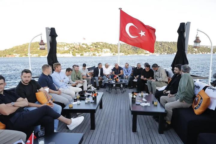 Acun Ilıcalı, Hull City futbolcularını Boğaz turuna çıkardı