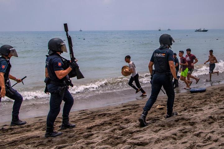 AB’yi karıştıran görüntüler Fastan İspanya toprağına göçmen akını: 24 saatte 49 bin kişi geçti...Sanchezden yeni açıklama geldi