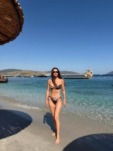 Kim der 54 yaşında Defne Samyelinin fit görünümü dikkat çekti