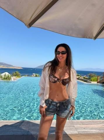 Kim der 54 yaşında Defne Samyelinin fit görünümü dikkat çekti