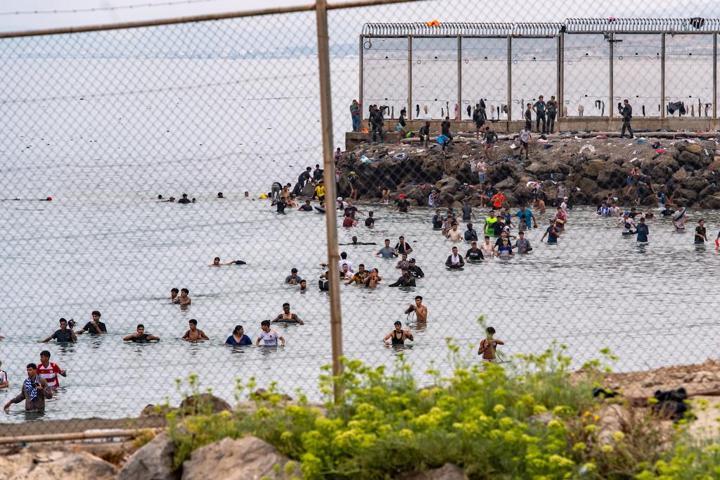 Fastan İspanyaya göç dalgası felakete dönüştü: Can kaybı 72ye yükseldi İtalyadan Schengen kararı geldi...