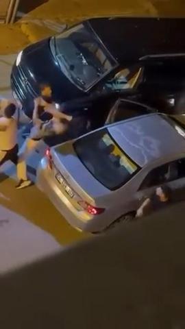 Sürücüler tekme tokat birbirine girdi: Sokağı ringe çevirdiler