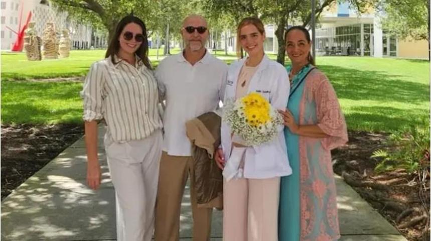 Neşe Erberk’in Kızı Selin Gurdikyan Beyaz Önlüğünü Giydi Podyumlardan Tıp Fakültesine