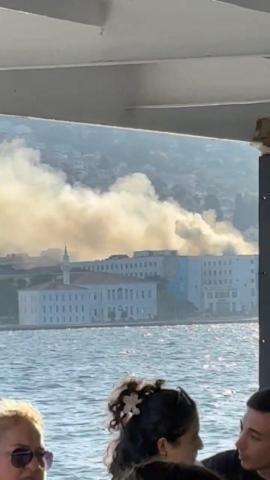 Heybeliadada Deniz Harp Okulunun çatısında yangın