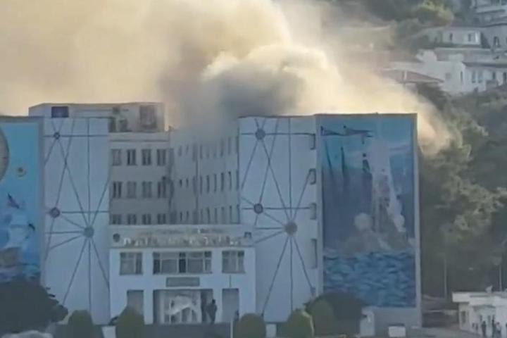 Heybeliadada Deniz Harp Okulunun çatısında yangın