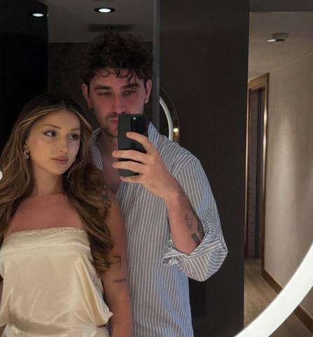 Romantik poz Manifest üyesi Sueda Uluca ile Berkcan Güven aşka geldi