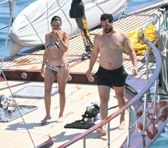 GÖZLERDEN UZAK AŞK Çağatay Ulusoy ve Aslıhan Malbora Bodrum’da Böyle Görüntülendi Çağatay Ulusoyın Son Hali Dikkatlerden Kaçmadı