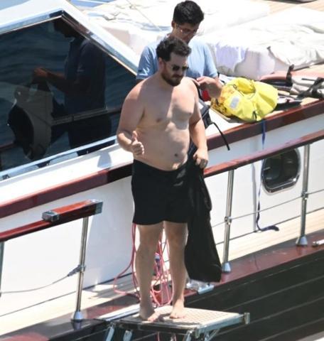 GÖZLERDEN UZAK AŞK Çağatay Ulusoy ve Aslıhan Malbora Bodrum’da Böyle Görüntülendi Çağatay Ulusoyın Son Hali Dikkatlerden Kaçmadı