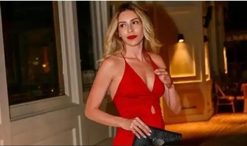 Kenan İmirzalıoğlunun güzeller güzeli eşi Sinem Kobalın tatil pozları olay oldu: Aşk kadın