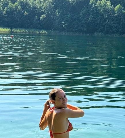Kenan İmirzalıoğlunun güzeller güzeli eşi Sinem Kobalın tatil pozları olay oldu: Aşk kadın