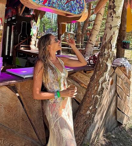Kenan İmirzalıoğlunun güzeller güzeli eşi Sinem Kobalın tatil pozları olay oldu: Aşk kadın