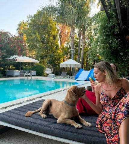 Kenan İmirzalıoğlunun güzeller güzeli eşi Sinem Kobalın tatil pozları olay oldu: Aşk kadın