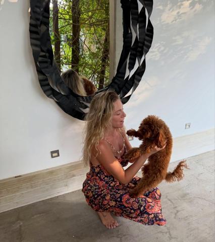 Kenan İmirzalıoğlunun güzeller güzeli eşi Sinem Kobalın tatil pozları olay oldu: Aşk kadın
