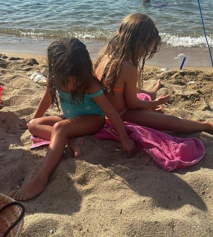 Kenan İmirzalıoğlunun güzeller güzeli eşi Sinem Kobalın tatil pozları olay oldu: Aşk kadın