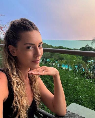 Kenan İmirzalıoğlunun güzeller güzeli eşi Sinem Kobalın tatil pozları olay oldu: Aşk kadın