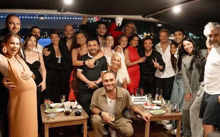 Teknede aşk dolu kutlama Murat Dalkılıç ile Özgü Kaya’nın tişörtlerindeki mesaj şaşırttı
