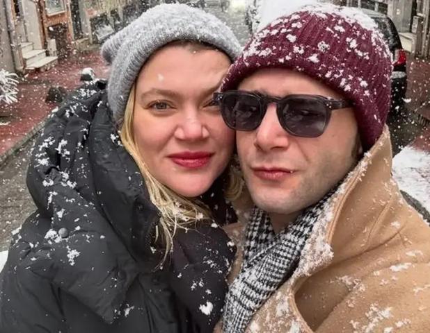 Derya Şensoy ve Yağız Can Konyalının tatilinde korkutan kaza Elindeki cam şişe bir anda patladı “Verilmiş sadakamız varmış”