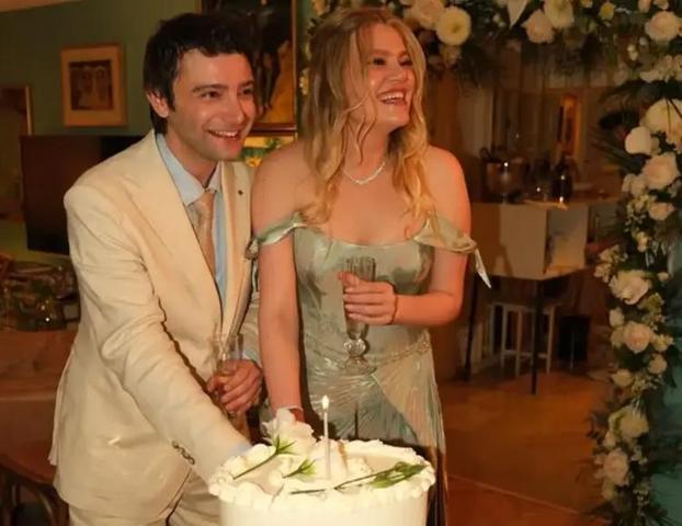 Derya Şensoy ve Yağız Can Konyalının tatilinde korkutan kaza Elindeki cam şişe bir anda patladı “Verilmiş sadakamız varmış”