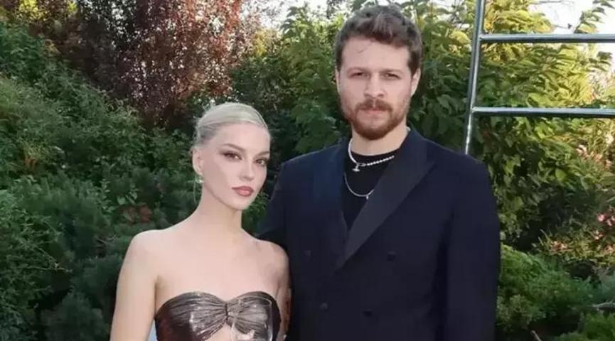 Gizlice Evlendiler İddiası Kimlikteki Detay Ortaya Çıkardı... Burak Yörük ve Tuana Yılmaz Aşkında Yeni Gelişme