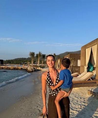 Fahriye Evcenden Tatil Pozları Peş Peşe Paylaştı... Yeni Sezon Öncesi Enerji Depoluyor