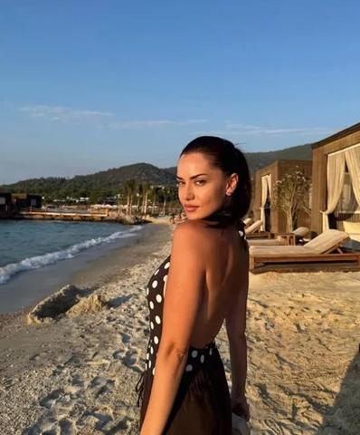 Fahriye Evcenden Tatil Pozları Peş Peşe Paylaştı... Yeni Sezon Öncesi Enerji Depoluyor