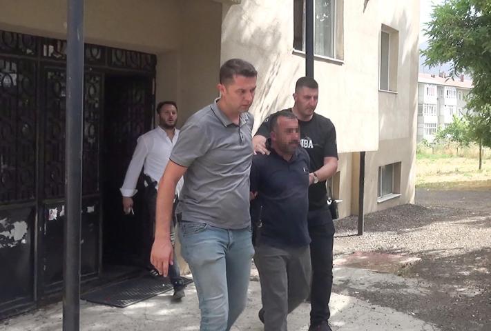 Eşini boşanmaktan vazgeçirmek için çocuklarını rehin aldı: Çocukları bırak beni rehin al