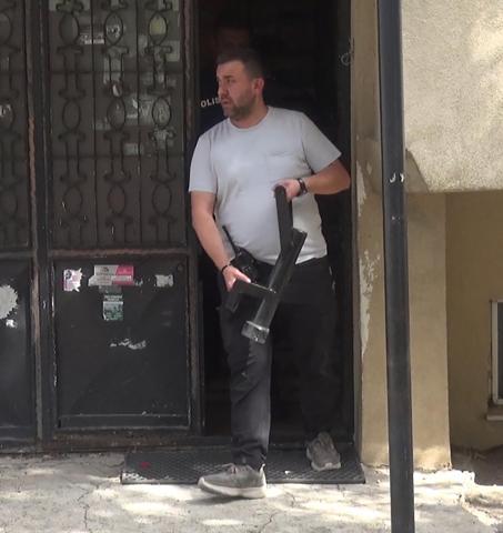 Eşini boşanmaktan vazgeçirmek için çocuklarını rehin aldı: Çocukları bırak beni rehin al