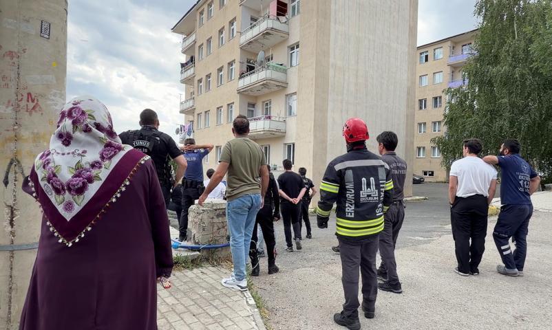 Eşini boşanmaktan vazgeçirmek için çocuklarını rehin aldı: Çocukları bırak beni rehin al