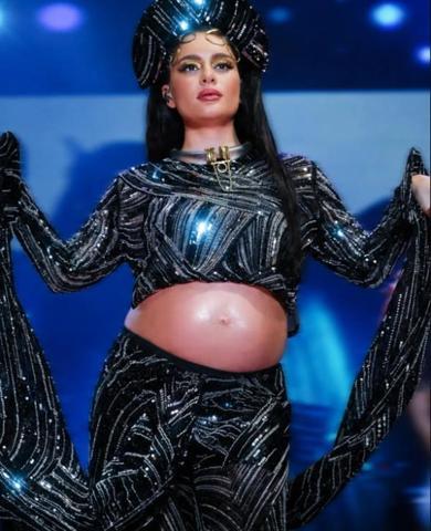 7,5 Aylık Hamile Atiye Konser Öncesi Fenalaştı Hastaneye Kaldırıldı