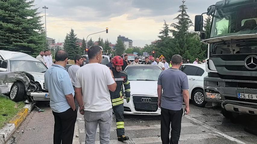 Erzurumda feci kaza 10 araç birbirine girdi